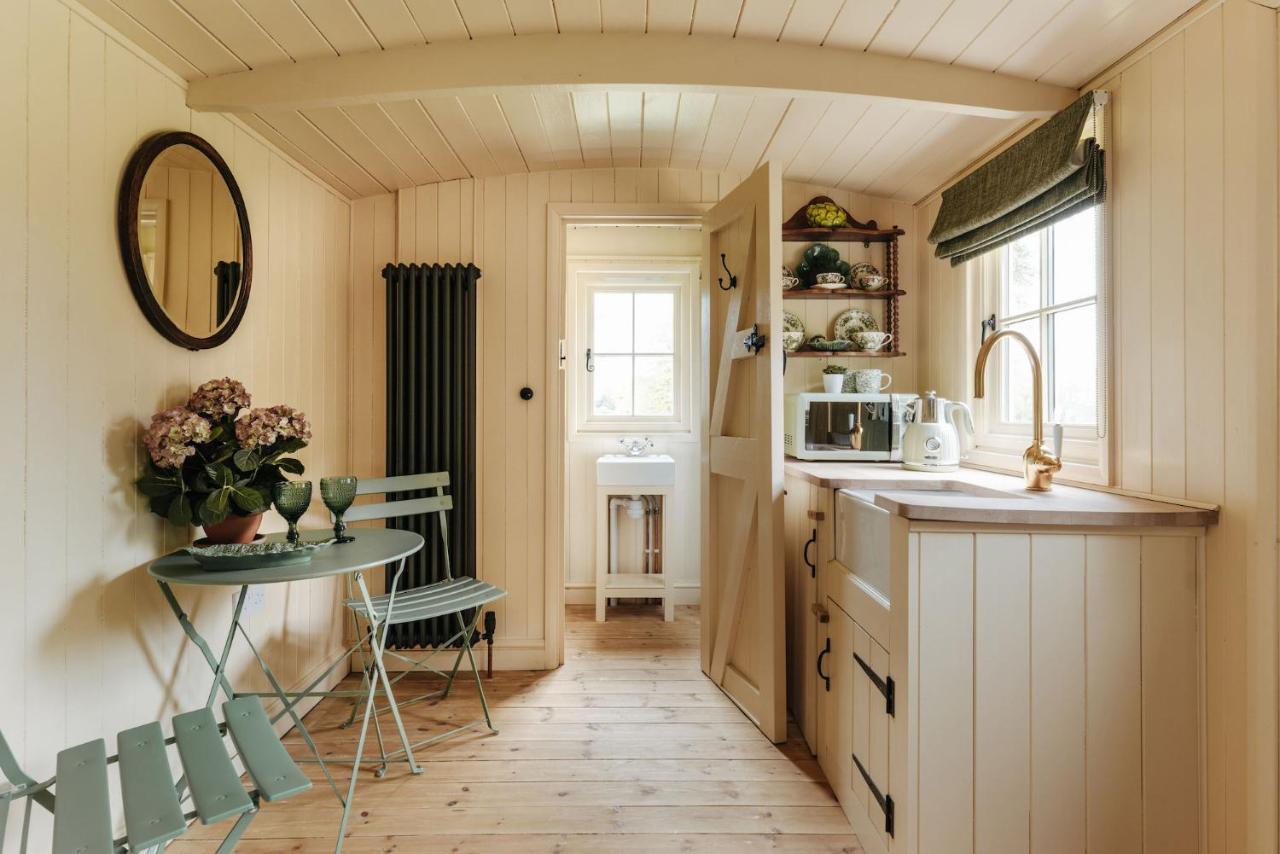The Shepherds Huts & The Well Lodge At Ormesby Manor Ormesby Saint Michael Exterior photo